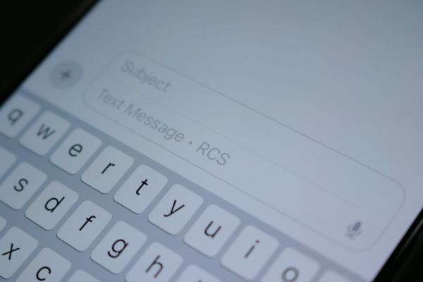 RCS vs SMS : ce qui rend le nouveau format controversé